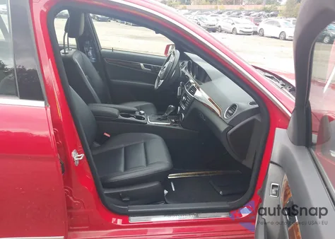 2013 Mercedes-Benz C 300 Sport 4Matic z USA, uszkodzony, nr VIN WDDGF8AB1DR246784